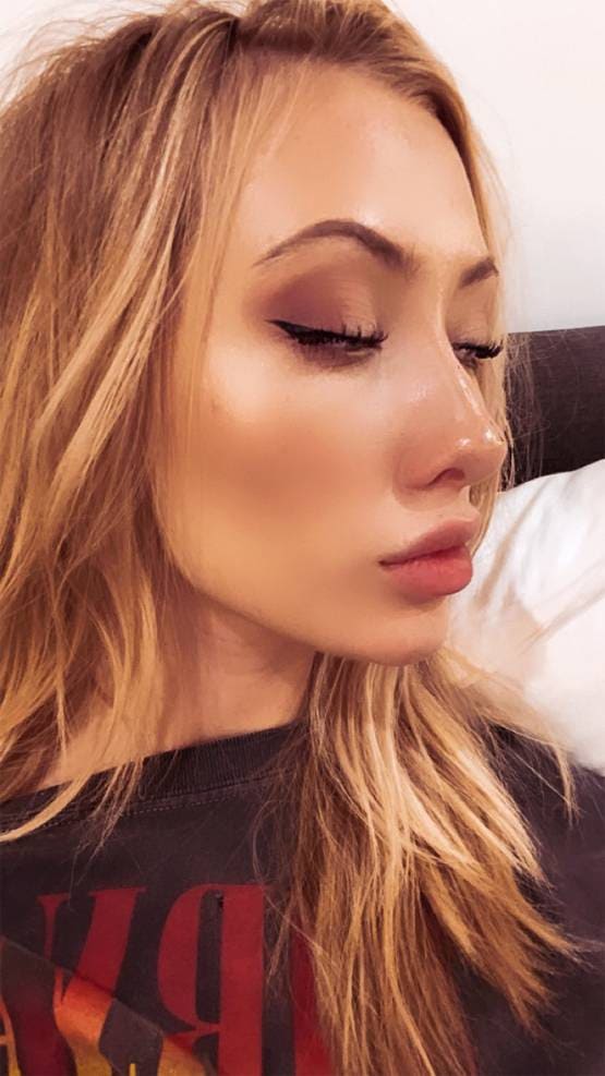 हजारों लोगों को लड़की ने भेजी अपनी न्यूड फोटो, जुटाया करोड़ों का चंदा