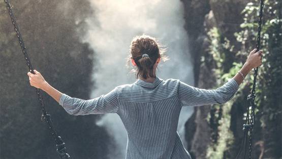 सोशल मीडिया पर फेमस महिलाओं को साथ सोने के लिए लाखों कर रहे ऑफर