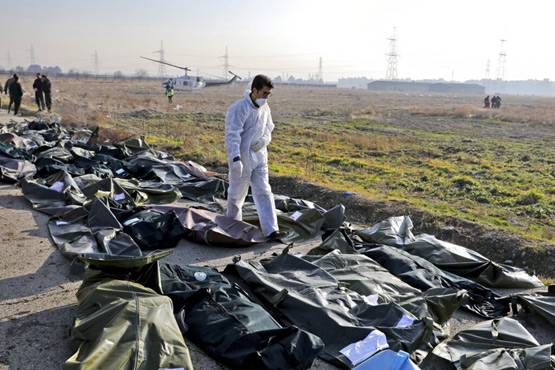 अमेरिका से लड़ाई, लेकिन अपने सर्वोच्च नेता का इस्तीफा मांगने सड़क पर क्यों उतरे ईरानी?