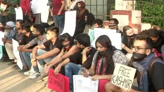 CAA प्रोटेस्ट में 'फ्री कश्मीर' की मांग, मुंबई की लड़की पर हुआ था केस