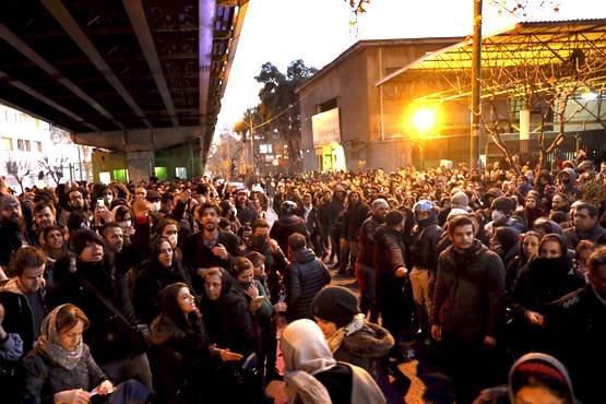 अमेरिका से लड़ाई, लेकिन अपने सर्वोच्च नेता का इस्तीफा मांगने सड़क पर क्यों उतरे ईरानी?