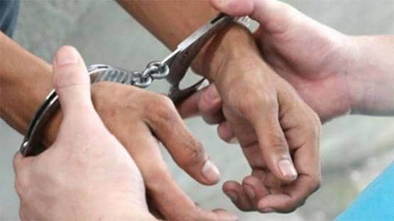 पत्नी को कंघी कर रहा था पति, VIDEO देख पुलिस ने दोनों को किया अरेस्ट