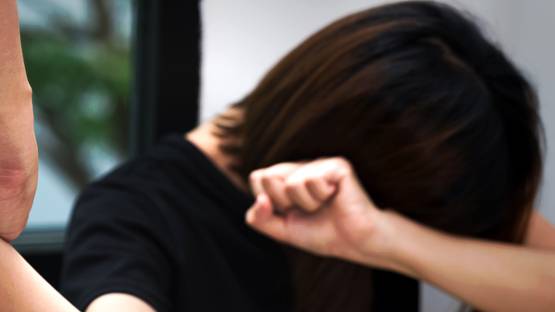 बेटी से 12 लड़कों के गैंगरेप का केस, मां ने जज पर लगाया ये आरोप