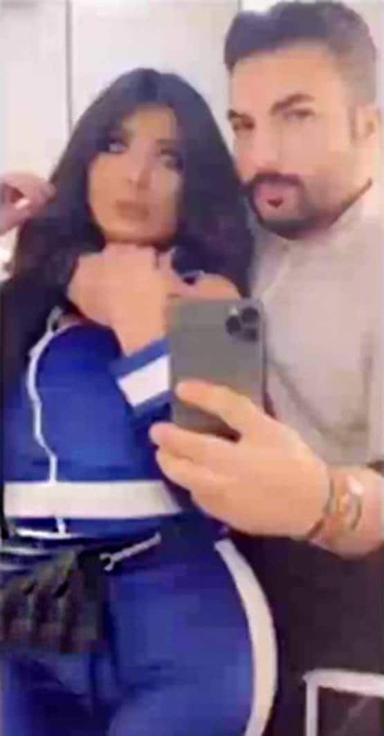 पत्नी को कंघी कर रहा था पति, VIDEO देख पुलिस ने दोनों को किया अरेस्ट