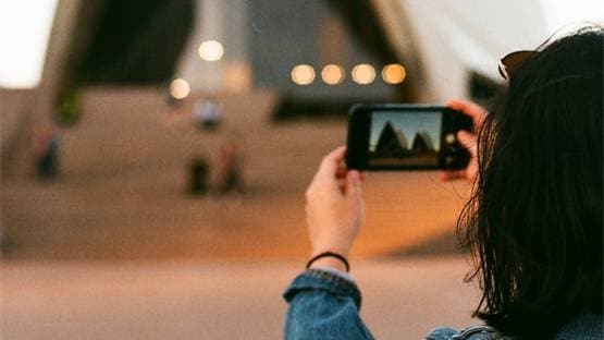 सोशल मीडिया पर फेमस महिलाओं को साथ सोने के लिए लाखों कर रहे ऑफर