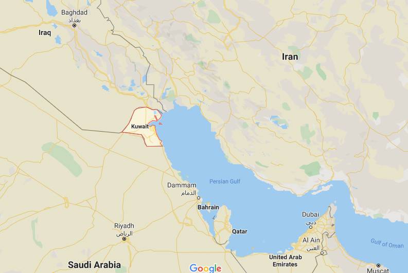 पत्नी को कंघी कर रहा था पति, VIDEO देख पुलिस ने दोनों को किया अरेस्ट