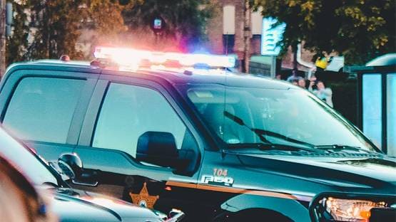 ड्यूटी पर महिला पुलिस के साथ कार में संबंध बना रहा था अफसर