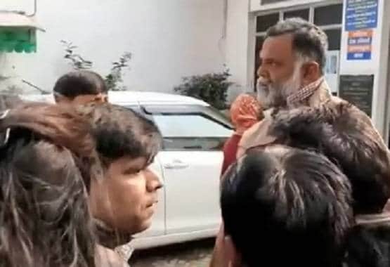 पोलियो ड्रॉप पिलाने पहुंची टीम, लोगों ने समझा NRC वाले हैं, फिर...