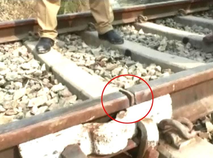 पति ने रेलवे ट्रैक काटा, फिर दी धमकी-पत्नी को ले जाओ, 50 करोड़ दे जाओ