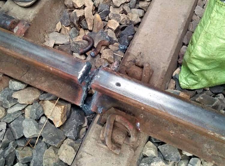 पति ने रेलवे ट्रैक काटा, फिर दी धमकी-पत्नी को ले जाओ, 50 करोड़ दे जाओ