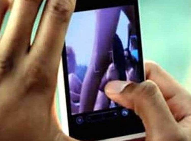 मह‍िला का गैंगरेप कर बनाया वीड‍ियो, ब्लैकमेल कर बेटी पर डाली गंदी नजर