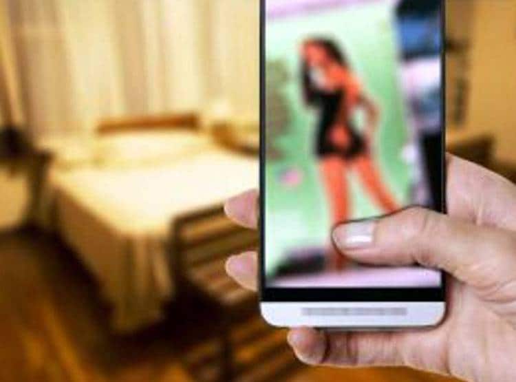 WhatsApp पर म‍िले बहन के अश्लील फोटो, रोते हुए भाई को बताई पूरी कहानी