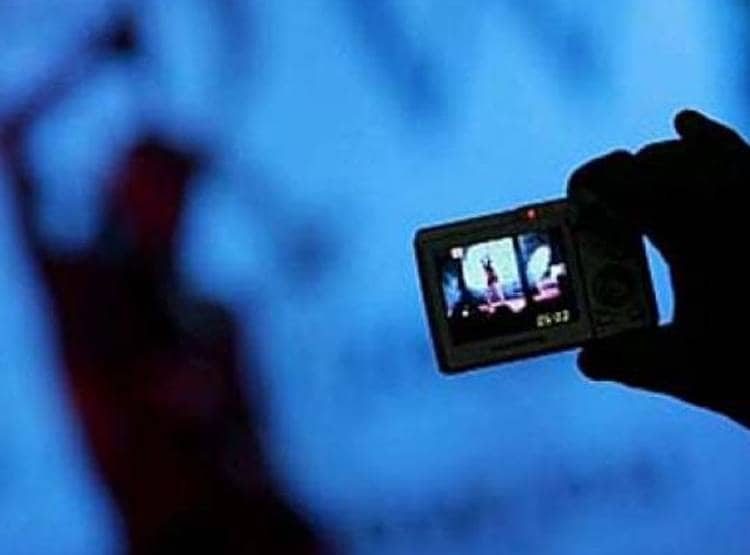 WhatsApp पर म‍िले बहन के अश्लील फोटो, रोते हुए भाई को बताई पूरी कहानी