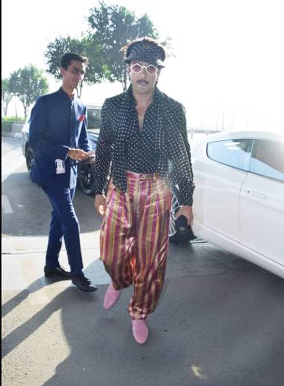 फंकी आउटफिट में दिखे रणवीर तो फैन्स बोले- दीपिका के कपड़े पहने?