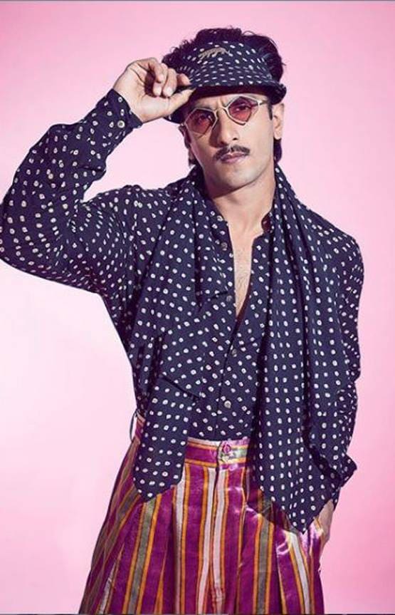 फंकी आउटफिट में दिखे रणवीर तो फैन्स बोले- दीपिका के कपड़े पहने?