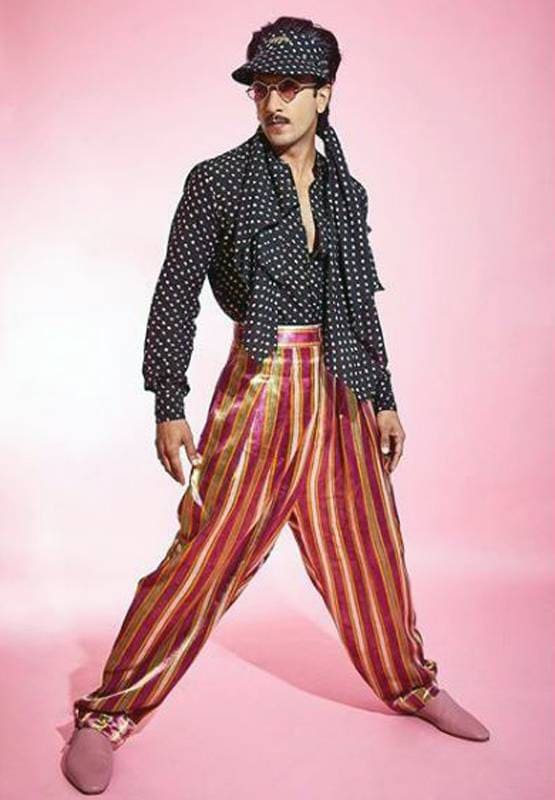 फंकी आउटफिट में दिखे रणवीर तो फैन्स बोले- दीपिका के कपड़े पहने?