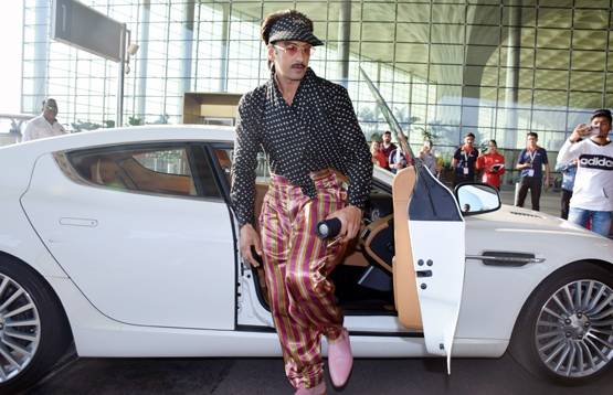 फंकी आउटफिट में दिखे रणवीर तो फैन्स बोले- दीपिका के कपड़े पहने?