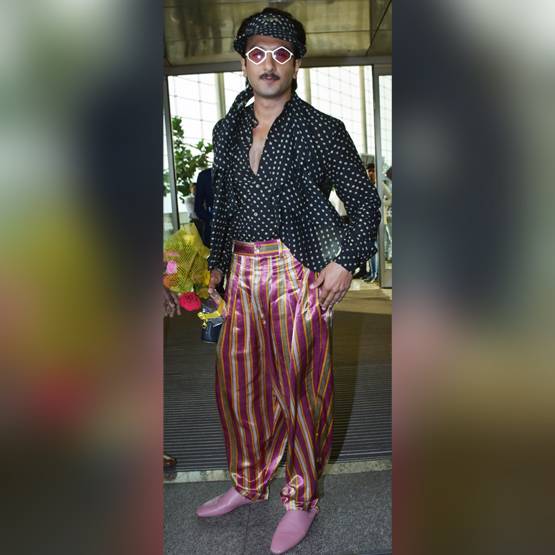 फंकी आउटफिट में दिखे रणवीर तो फैन्स बोले- दीपिका के कपड़े पहने?