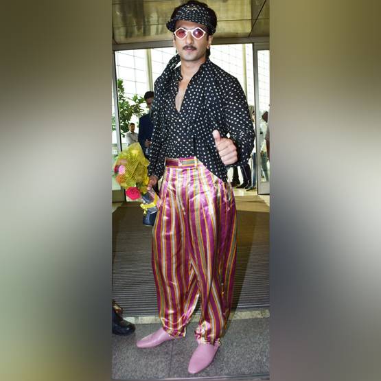 फंकी आउटफिट में दिखे रणवीर तो फैन्स बोले- दीपिका के कपड़े पहने?