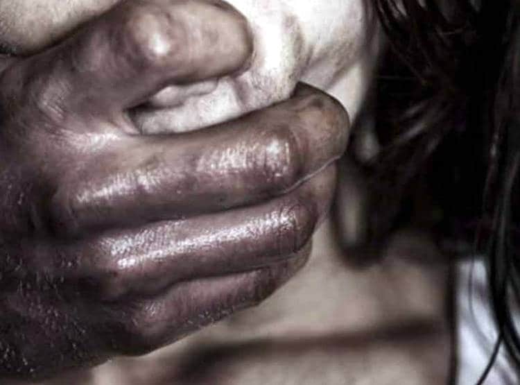 रेप की कोश‍िश, थाने में सेटलमेंट, फ‍िर दी मह‍िला को बेचने की धमकी