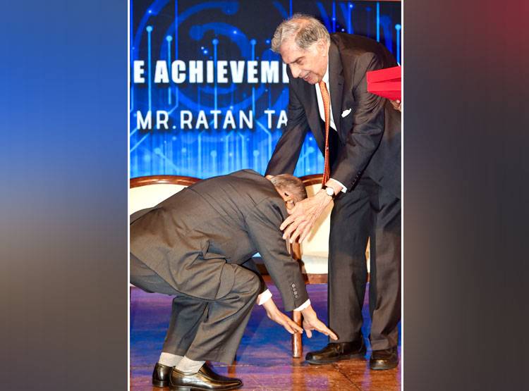 रतन टाटा के आगे नारायणमूर्ति नतमस्‍तक, दिल को छू लेगी ये तस्‍वीर