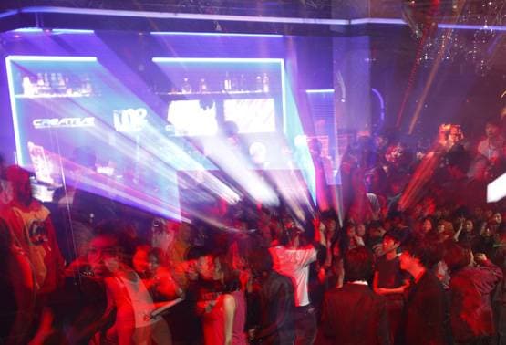 स्ट्रिप क्लब में लड़कियां जबरन पिलाती रहीं शराब, 8 घंटे कैद कर 30 लाख लूटे