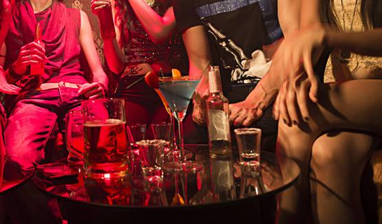 स्ट्रिप क्लब में लड़कियां जबरन पिलाती रहीं शराब, 8 घंटे कैद कर 30 लाख लूटे