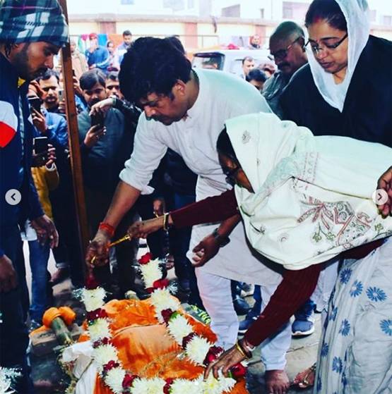 साल के अंतिम दिन रवि किशन के सिर से उठा पिता का साया, नया साल देगा ये खुशी