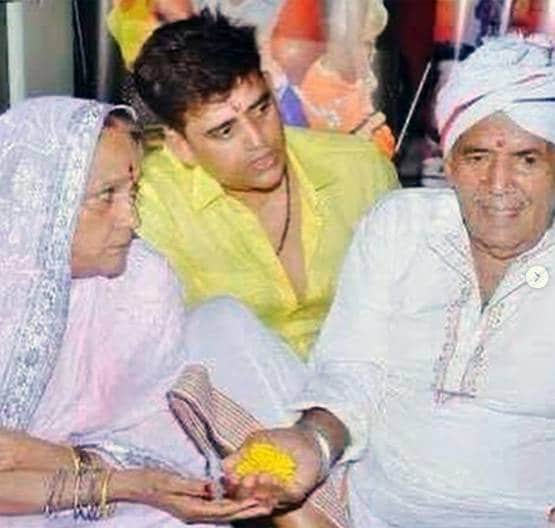 साल के अंतिम दिन रवि किशन के सिर से उठा पिता का साया, नया साल देगा ये खुशी