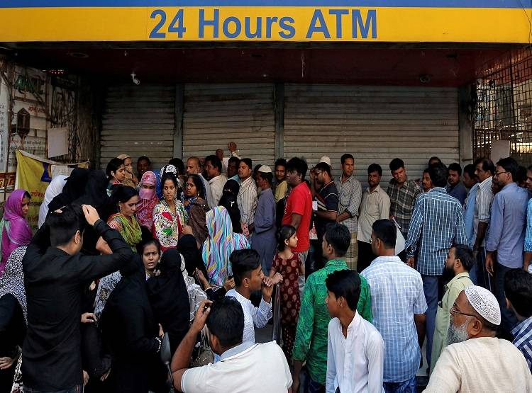 ATM से 100 की जगह निकलने लगे 500 के नोट, फिर लोगों ने किया ये काम