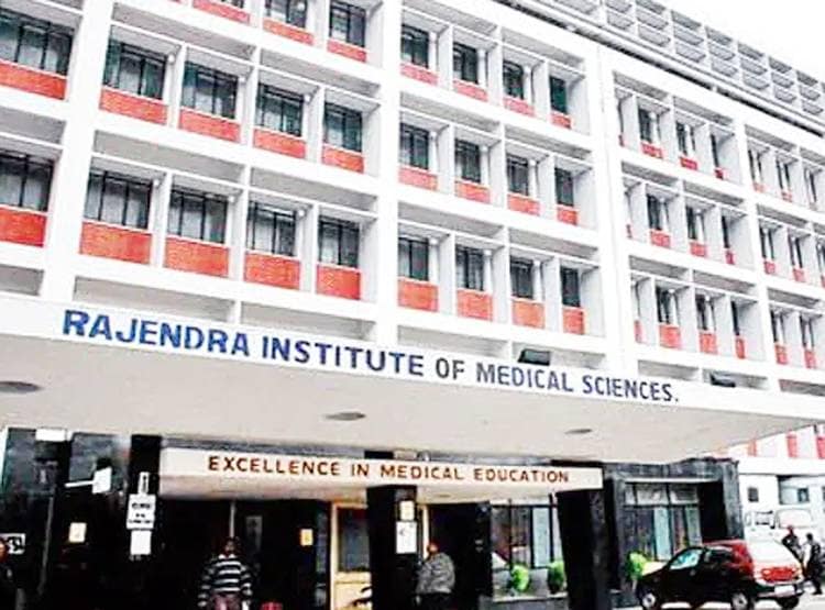 रांचीः लावारिस मरीज को नहीं मिला खाना तो खा लिया जिंदा कबूतर