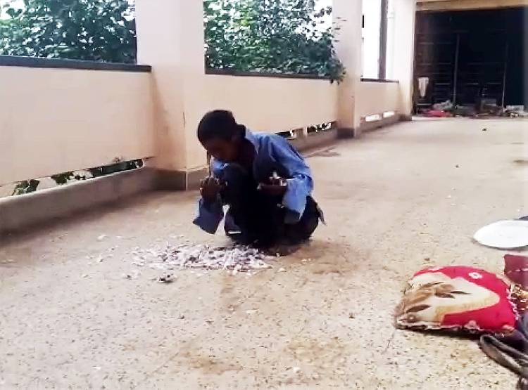 रांचीः लावारिस मरीज को नहीं मिला खाना तो खा लिया जिंदा कबूतर