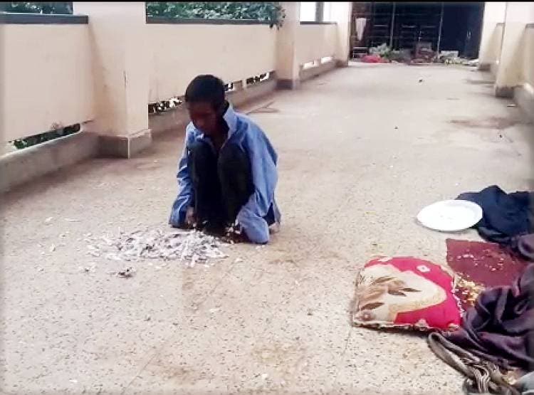 रांचीः लावारिस मरीज को नहीं मिला खाना तो खा लिया जिंदा कबूतर