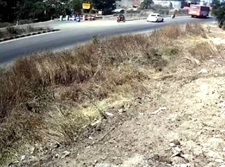 फ‍िल्मी सीन की तरह हवा में उड़ती न‍िकली कार, बाइक चला रहे शख्स की मौत