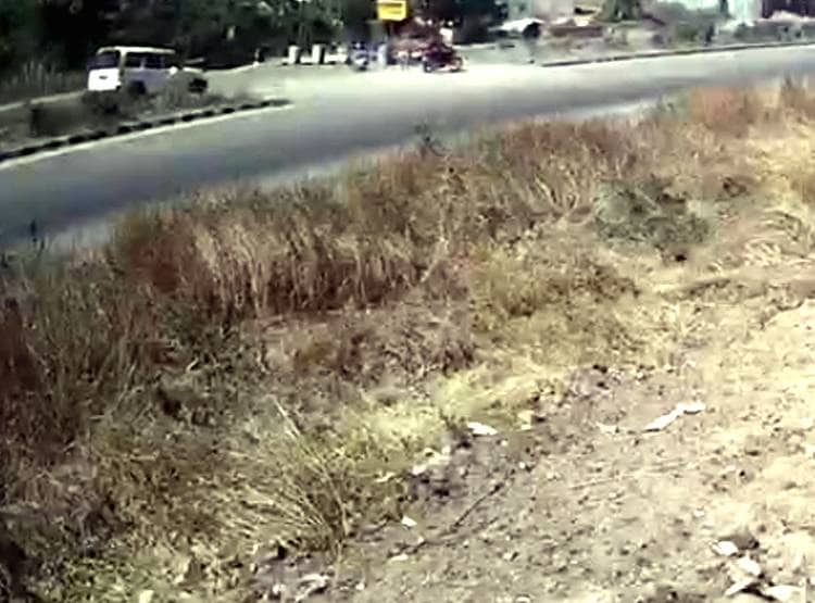 फ‍िल्मी सीन की तरह हवा में उड़ती न‍िकली कार, बाइक चला रहे शख्स की मौत