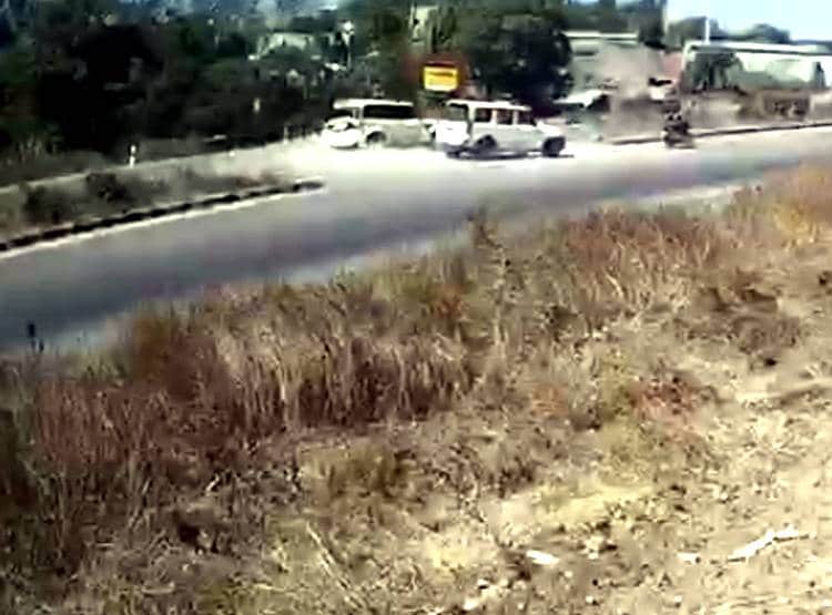 फ‍िल्मी सीन की तरह हवा में उड़ती न‍िकली कार, बाइक चला रहे शख्स की मौत