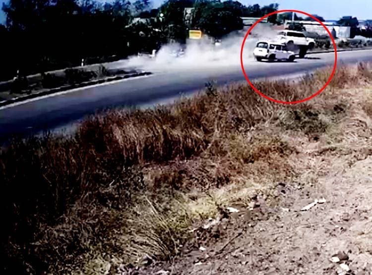 फ‍िल्मी सीन की तरह हवा में उड़ती न‍िकली कार, बाइक चला रहे शख्स की मौत