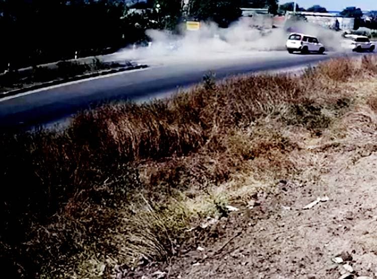 फ‍िल्मी सीन की तरह हवा में उड़ती न‍िकली कार, बाइक चला रहे शख्स की मौत