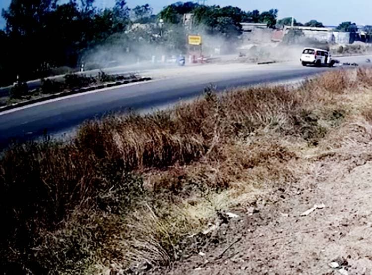 फ‍िल्मी सीन की तरह हवा में उड़ती न‍िकली कार, बाइक चला रहे शख्स की मौत