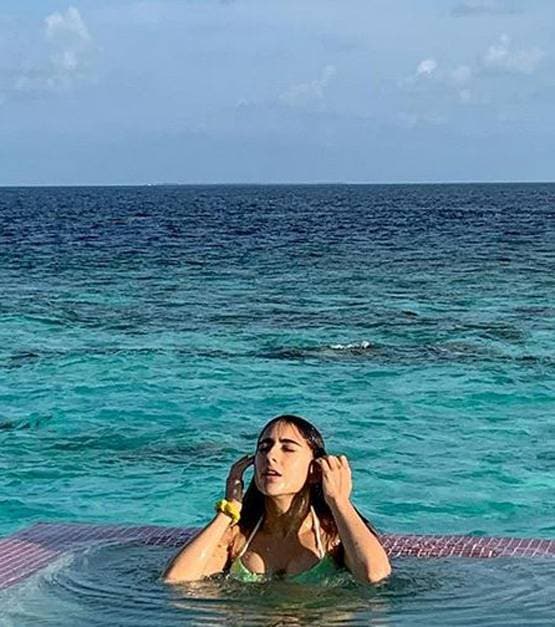 बिकिनी लुक में सारा अली खान का वीकेंड, समंदर किनारे कर रहीं एंन्जॉय