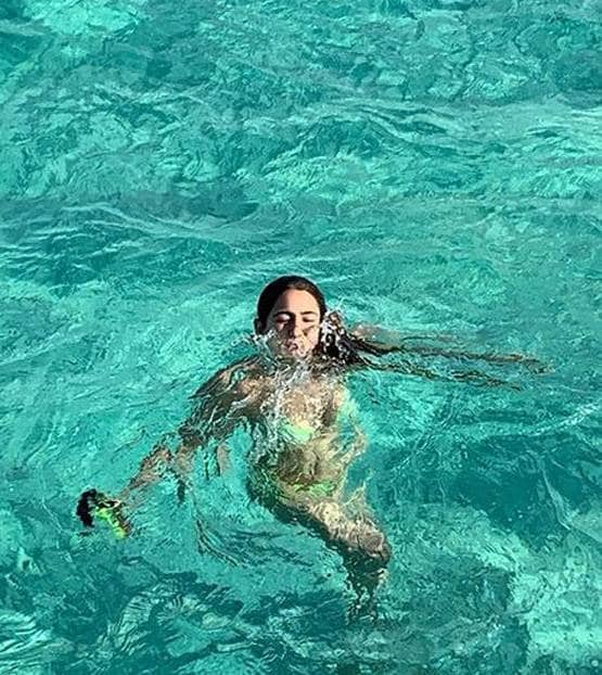 बिकिनी लुक में सारा अली खान का वीकेंड, समंदर किनारे कर रहीं एंन्जॉय