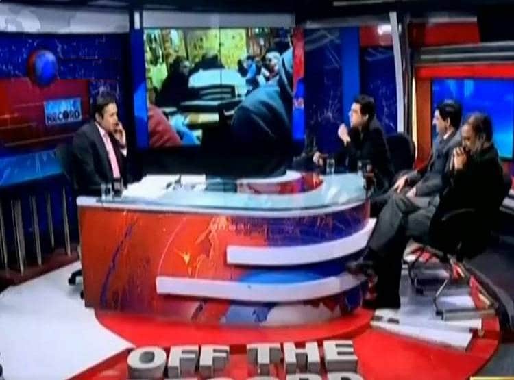 PAK में सेना का बूट लेकर स्टूडियो पहुंचे मंत्री, विपक्षियों से कहा- चूमो इसे