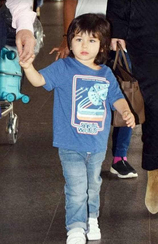 लंदन से छुट्टियां मना कर लौटे सैफ-करीना, ब्लू आउटफिट में दिखे तैमूर