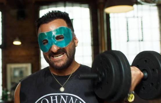 लंदन से छुट्टियां मना कर लौटे सैफ-करीना, ब्लू आउटफिट में दिखे तैमूर