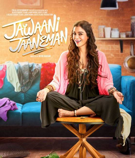 लंदन से छुट्टियां मना कर लौटे सैफ-करीना, ब्लू आउटफिट में दिखे तैमूर