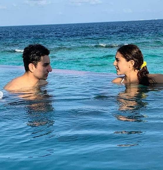 बिकिनी लुक में सारा अली खान का वीकेंड, समंदर किनारे कर रहीं एंन्जॉय