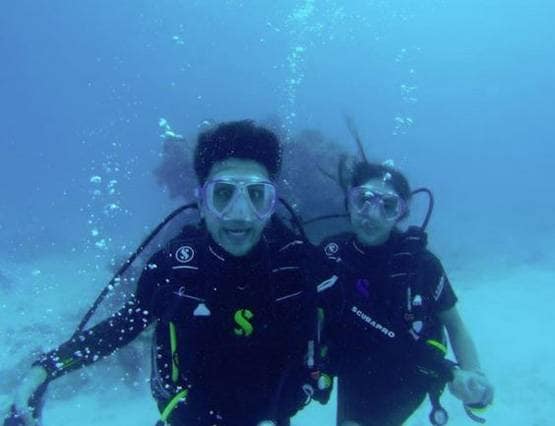 सारा अली खान की फैमिली संग डीप सी डाइविंग, फोटोज हुईं वायरल