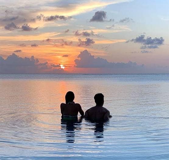 पूल में बिकिनी पहने मस्ती करती दिखीं सारा, भाई संग दिखी बॉन्डिंग