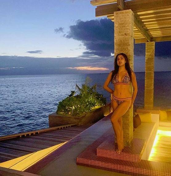 सारा अली खान ने शेयर की बचपन की क्यूट फोटो, इस अंदाज में आईं नजर