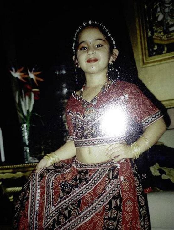 सारा अली खान ने शेयर की बचपन की क्यूट फोटो, इस अंदाज में आईं नजर